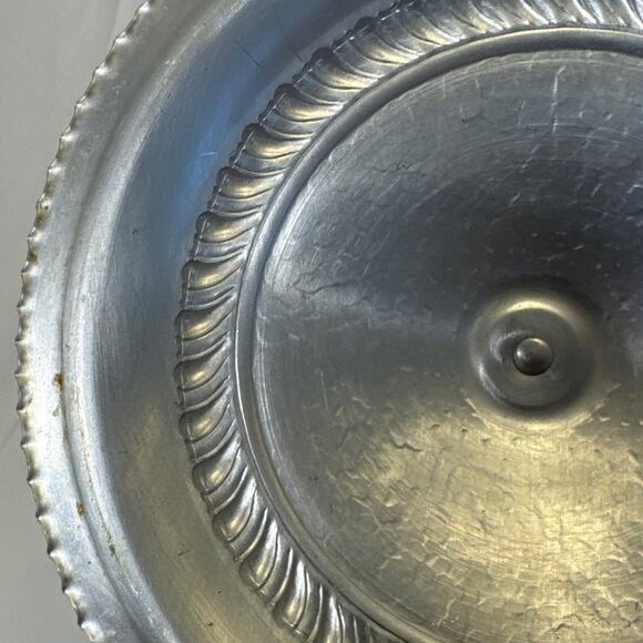 VTG 1950s Hammered Aluminum Covered Casserole Dish with 1.5 qt Pyrex Insert - Picture 5 of 12